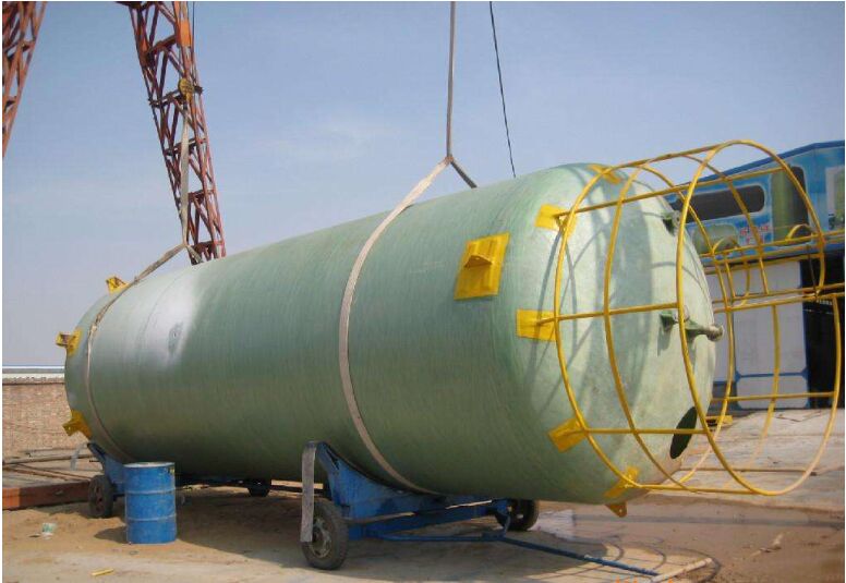 玻璃鋼儲罐安裝現(xiàn)場實拍場景